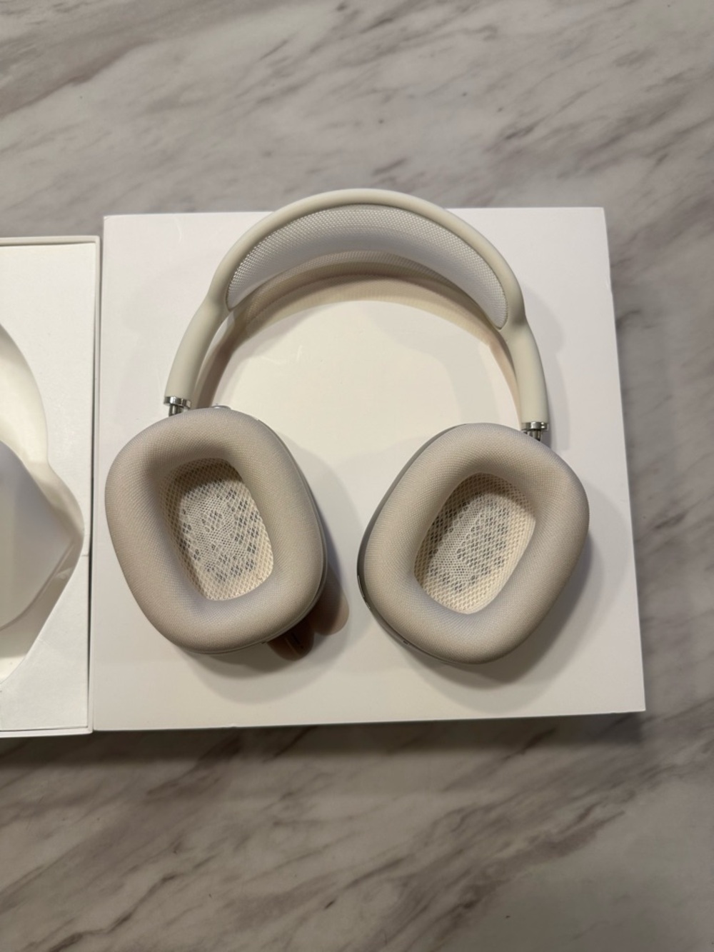 Apple AirPods Max -Starlight Over-Ear Wireless Headphones in Cream - Picture 4 of 7